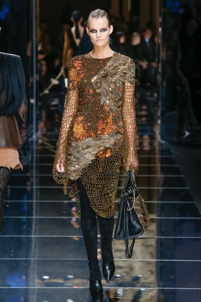 Look 16